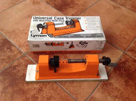 Por cese de afición, vendo los siguientes accesorios para la recarga de cartucheria metalica:

Limpiavainas 21