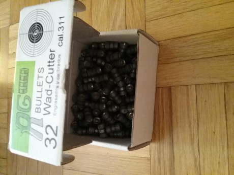 Vendo dies Redding del 32 apenas usados. Y 400 vainas de un solo tiro. De las cuales 350 son G.L.F y 50 10