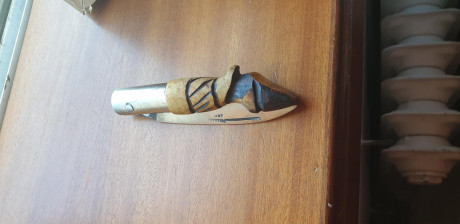 Vendo estas 2 piezas de colección:
Navaja Maragata de Lorenzo Astorgano antes de que perdiese un brazo... 00