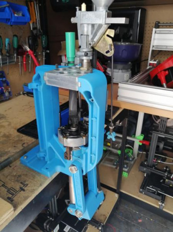 Pues eso, pongo a la venta dillon 650xl con sell plate 9mm, vendo tal cual esta en la foto (la de la derecha) 00