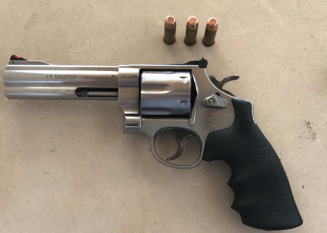 vendo revolver 44 magnun 5 pulgadas  adjunto maletin 450 euros envio incluido 00