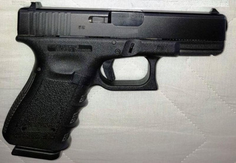 Hola, saludos al foro.

Vendo una Glock 19 GEN III + 4 cargadores + Maletin original (libro instrucciones,ayuda 02