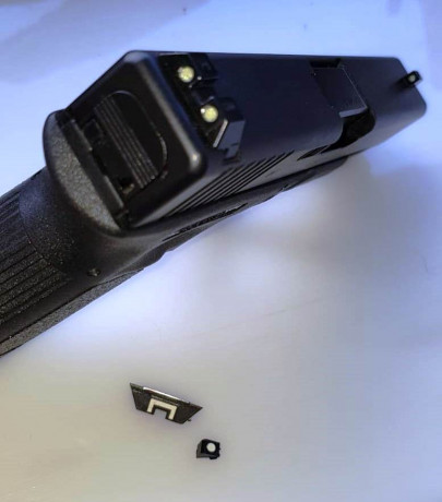 Hola, saludos al foro.

Vendo una Glock 19 GEN III + 4 cargadores + Maletin original (libro instrucciones,ayuda 12