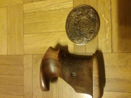 Vendo cacha anatómica para revólver S&W 586 y 686 talla mediana (yo tengo la mano grande y me queda 01