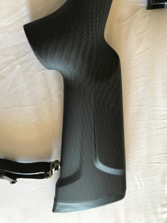 Vendo Sako carbón ling cal 7mm nuevo a estrenar con monturas fijas de 30mm precio 2500€ . Mando fotos 01