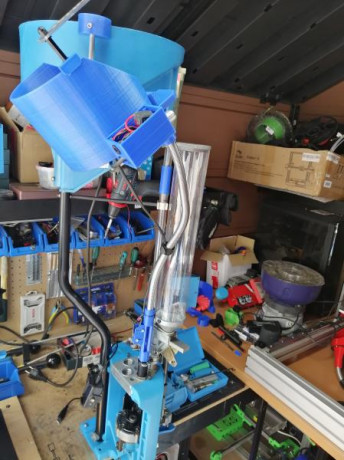 Pongo a la venta prensa dillon 650 xl con homologacion, la prensa lleva como accesorios tolva de vainas 01