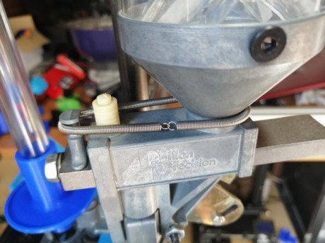 Pongo a la venta prensa dillon 650 xl con homologacion, la prensa lleva como accesorios tolva de vainas 30