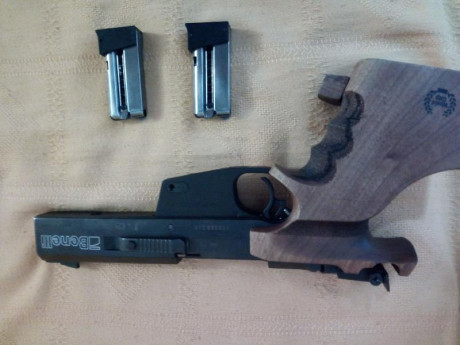 Vendo pistola del 22 Benelli MP 95 con cacha zurdo talla M marca NILL junto 2 cargadores y 2 contrapesos.La 02