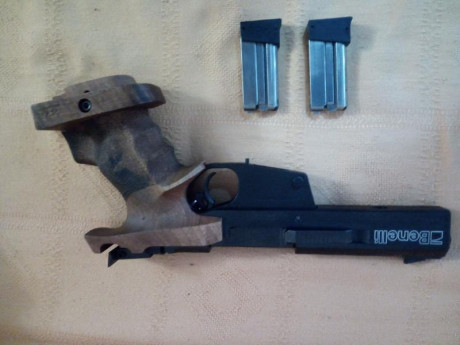 Vendo pistola del 22 Benelli MP 95 con cacha zurdo talla M marca NILL junto 2 cargadores y 2 contrapesos.La 01
