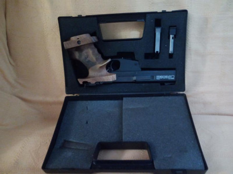 Vendo pistola del 22 Benelli MP 95 con cacha zurdo talla M marca NILL junto 2 cargadores y 2 contrapesos.La 00