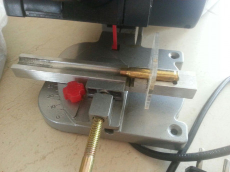 Vendo este lote de mini sierra y una guia especifica para cortar vainas del 222/223 al largo de vainas 00