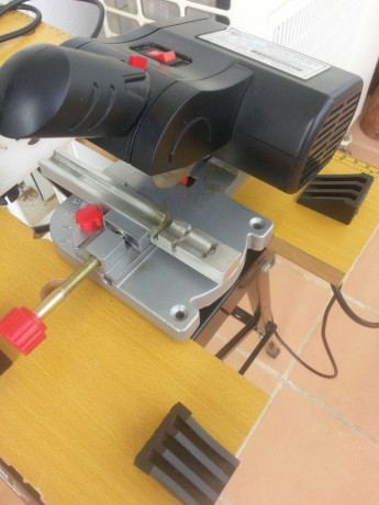 Vendo este lote de mini sierra y una guia especifica para cortar vainas del 222/223 al largo de vainas 11