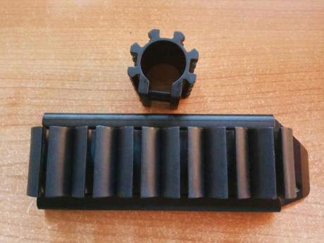 Portacartuchos lateral para Mossberg/Maverick 500/550/590, y abrazadera para montar accesorios tipo picattini. 00