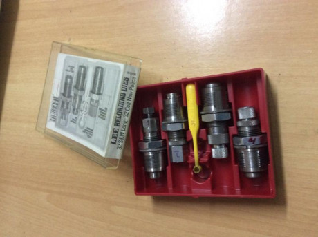 Dies del calibre 38 y dies calibre 32 incluido el taper  crimp  así pues 3 dies de 38 y 4 dies del 32 02