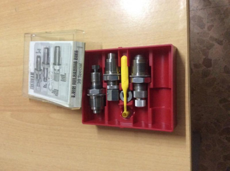 Dies del calibre 38 y dies calibre 32 incluido el taper  crimp  así pues 3 dies de 38 y 4 dies del 32 01