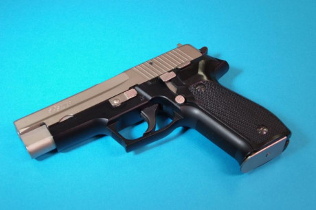 Vendo pistola SIG-SAUER P-226, válida para defensa o servicio y para tiro deportivo.  Armazón pavonado 02