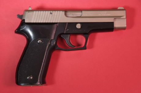 Vendo pistola SIG-SAUER P-226, válida para defensa o servicio y para tiro deportivo.  Armazón pavonado 01