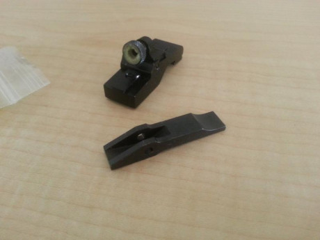 Vendo retenida del cargador sobredimensionada y alza tipo "peep".

las dos puesta en casa por 01