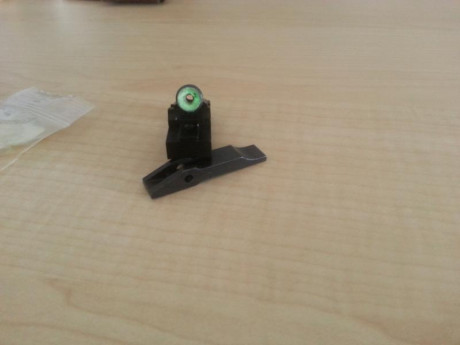 Vendo retenida del cargador sobredimensionada y alza tipo "peep".

las dos puesta en casa por 00