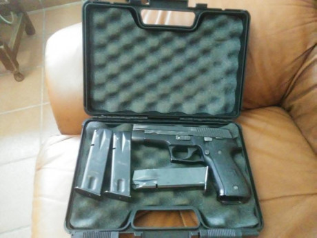 :clint: Buenas tardes,
me gustaría vender una Sig Sauer P226, con 3 cargadores (dos de ellos originales) 00