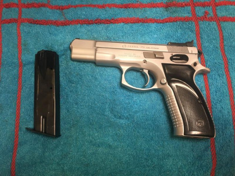 Hola familia, vendo pistola Cz75 de 9 mm parabellum  gris mate con un bonito armazón, no he visto ninguna 01