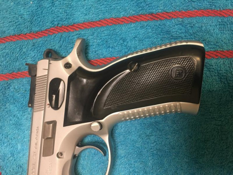 Hola familia, vendo pistola Cz75 de 9 mm parabellum  gris mate con un bonito armazón, no he visto ninguna 00