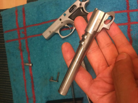 Hola familia, vendo pistola Cz75 de 9 mm parabellum  gris mate con un bonito armazón, no he visto ninguna 10