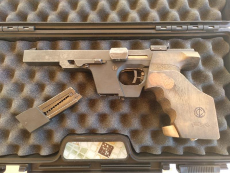 Vendo Walther GSP  cal. 32 WC. 
La vendo con maletín de transporte , un solo cargador  32, signos normales 01