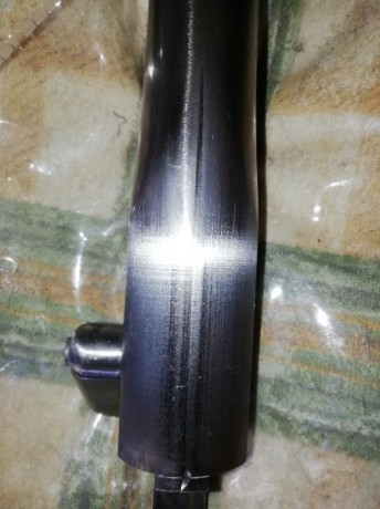 Buenas compañeros, limpiando mi rifle después de una tirada me dado cuenta d esta fisura. Por lo que no 00