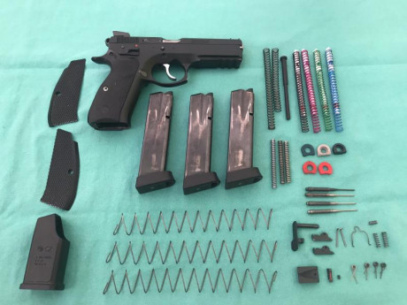 Arma con 3 cargadores y numerosos recambios:
Cachas originales y de goma.
Muelles recuperadores originales 00