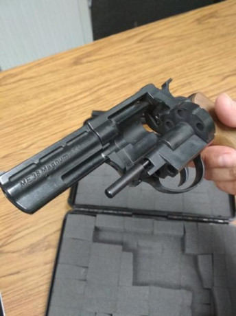 Vendo mi revolver Cuno Melcher cal 6mm Flobert. Lo adquirí por una herencia y apenas lo uso.
Precio 100€ 00