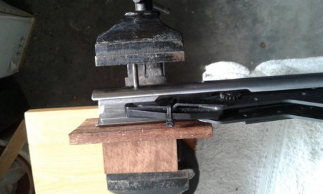 Buenas compañeros, limpiando mi rifle después de una tirada me dado cuenta d esta fisura. Por lo que no 162