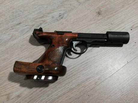 Buenas.
Vendo esta pistola.
Unique des 69 calibre 22lr
Muy precisa
Un cargador y varios repuestos
Maletin 01