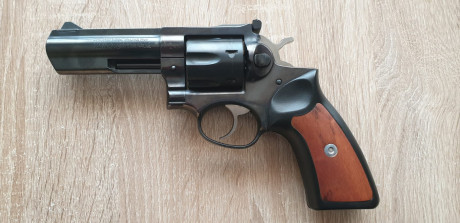 UN AMIGO VENDE ESTA PRECIOSIDAD y yo sin cupo!!!!!!!   :homer: 
RUGER GP100 4 PULGADAS está nueva, nueva, 10