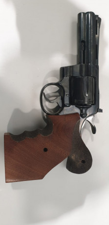 Un amigo me pide que le venda esta arma
Colt python 4 pulgadas con cachas anatómicas, sólo tiene esas 01