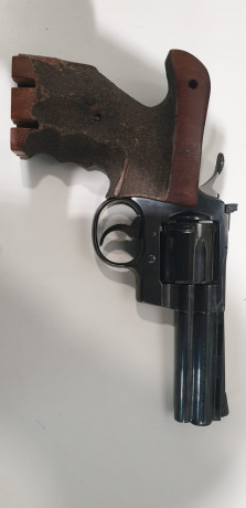 Un amigo me pide que le venda esta arma
Colt python 4 pulgadas con cachas anatómicas, sólo tiene esas 00