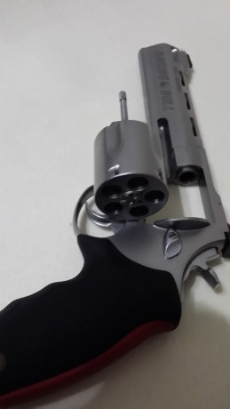 Se vende taurus ,calibre 454 Casull en 6" con muy pocos disparos ,guiado en F. 600€ . No quiero cambios 10