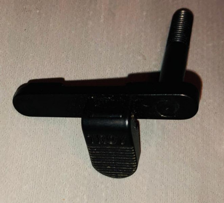 Se vende este magnífica retenida del cargador ambidiestra para rifles AR15 / AR10, del prestigioso fabricante 01