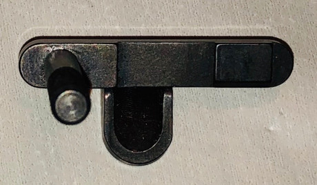 Se vende este magnífica retenida del cargador ambidiestra para rifles AR15 / AR10, del prestigioso fabricante 00