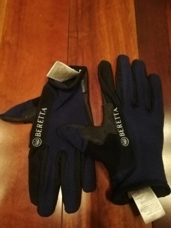 Estan en Madrid talla M y sin uso, 20 euros. 01