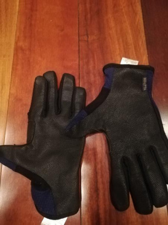 Estan en Madrid talla M y sin uso, 20 euros. 00