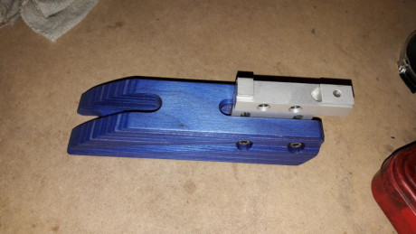 vendo el accesorio fore end elevation que se coloca en el carril uit para tirar de pie con la carabina 02