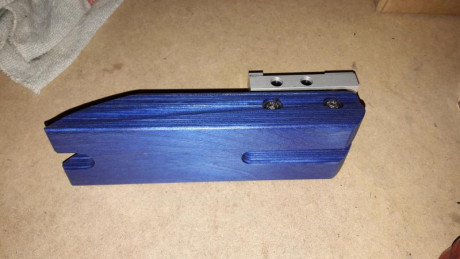 vendo el accesorio fore end elevation que se coloca en el carril uit para tirar de pie con la carabina 01