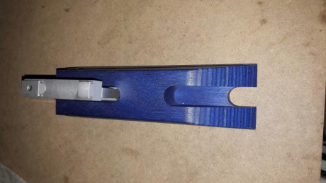 vendo el accesorio fore end elevation que se coloca en el carril uit para tirar de pie con la carabina 00