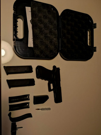 Glock 17

Tiene poco más de 2 años y ha tirados una caja de munición solo.
Generación 4.
Esta como de 01