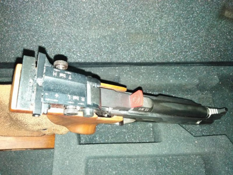 Se vende pistola FEINWERKBAU modelo AW93 calibre 22 con poco uso. Maletin original y dos cargadores. Precio 02