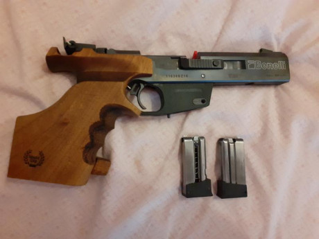 Vendo pistola del 22 Benelli MP 95 con cacha zurdo talla M marca NILL junto 2 cargadores y 2 contrapesos.La 112