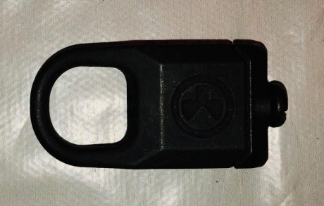 Se vende este magnífico portacorreas del prestigioso fabricante americano MAGPUL, en color negro.
Prácticamente 00