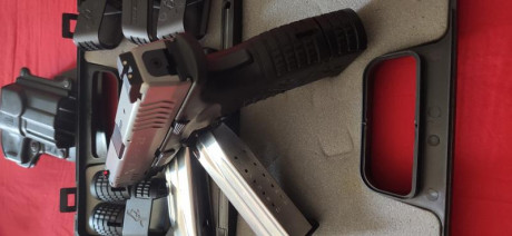 Cañón de 3.8 pulgadas. Guiada en A. Esta en Málaga, 3 cargadores, dos de 19 y uno de 13, funda fobus tiene 01