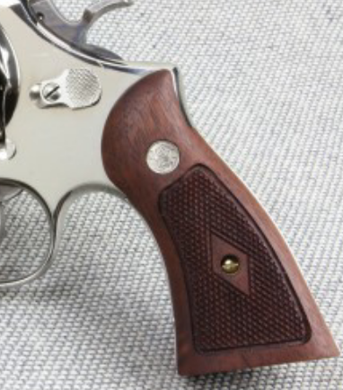 Saludos al foro.
Ando buscando unas cachas tipo servicio para revólver Smith&Wesson de armazón K. 00